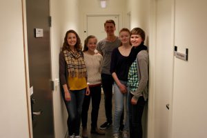 UngEnergi-redaksjonen sommeren 2015. Fra venstre: Kristine Klock Fleten, Anna Solberg, Erling Gjeset, Kari Postmyr Jystad, Martine Klock Fleten. (Fraværende: Oda Enge Gravdal, Jonas Husby, Sigurd Sørås). Foto: Sigurd Sørås