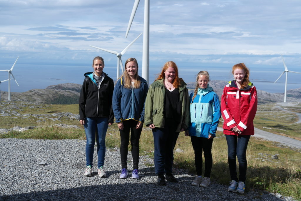UngEnergi på besøk på Bessakerfjellet vindkraftverk (2014). Fra venstre: Kristine Klock Fleten, Lisa Tømmervåg, Anniken Karlyme Wullum, Anna Solberg, Kari P. Jystad. Foto: UngEnergi