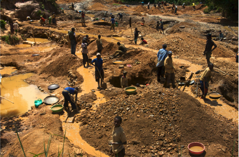 Gruvearbeidere utvinner konfliktmineralene i ulovlig styrte gruver i Den demokratiske republikken Kongo. ©flickr.com ENOUGH Project https://bit.ly/2OuvkoX