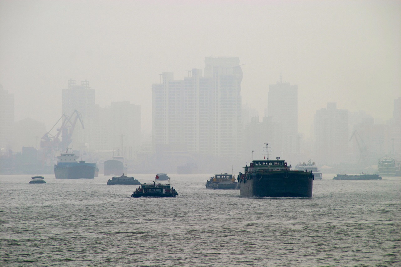 Kina er i dag et enormt industriland, og sliter blant annet med store mengder luftforurensning.