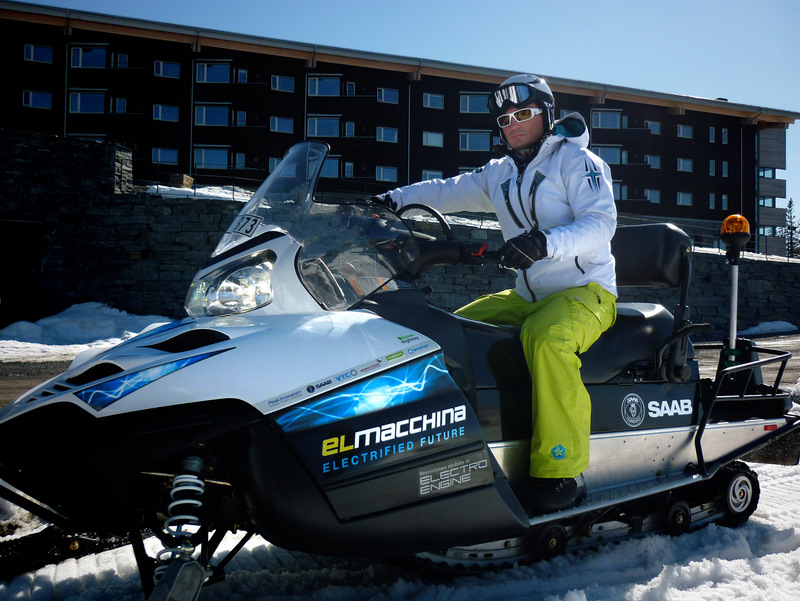 Petter Stordalen på el-snøscooter. Foto: Green Highway