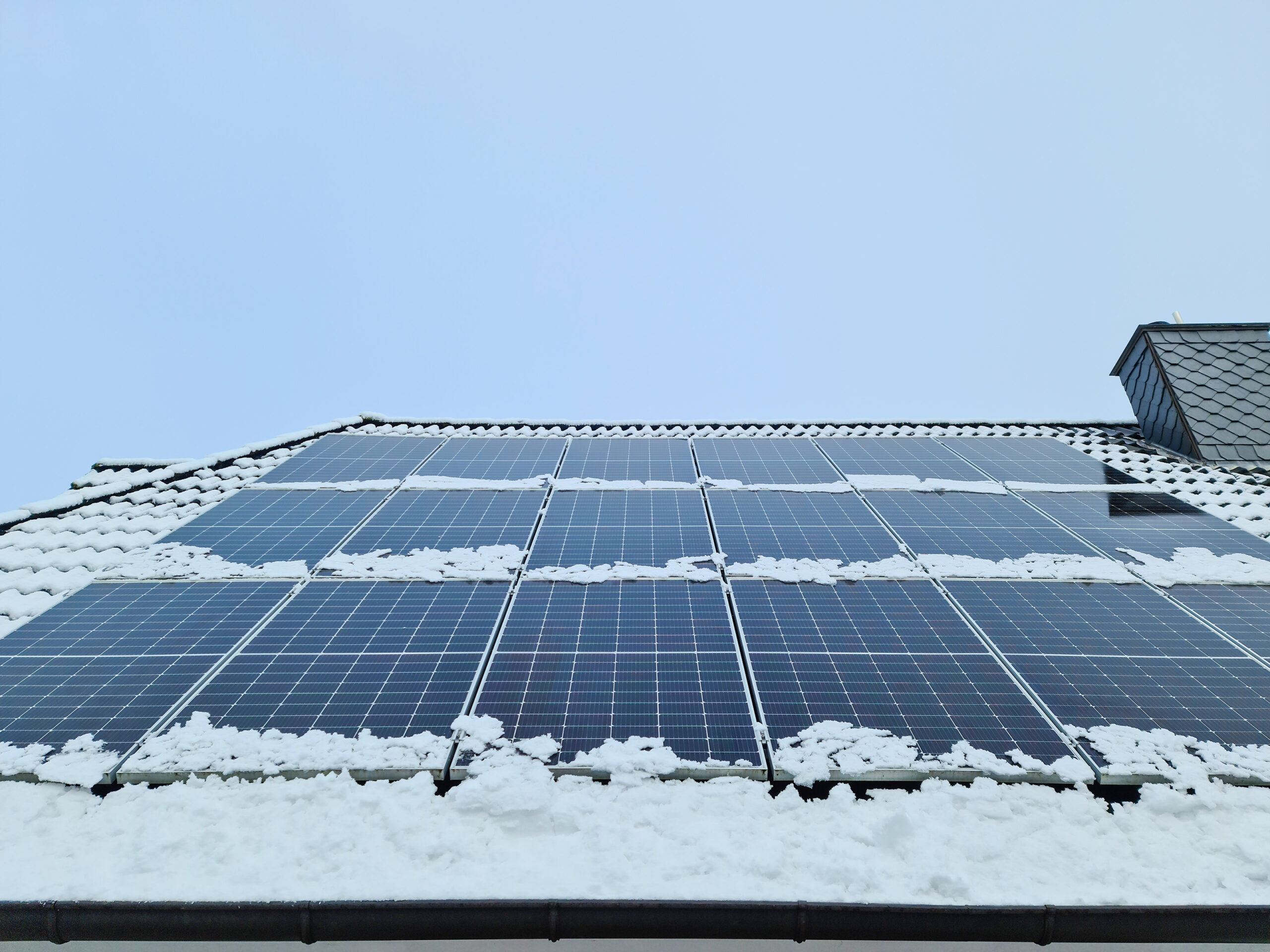Solceller på et snødekket hustak